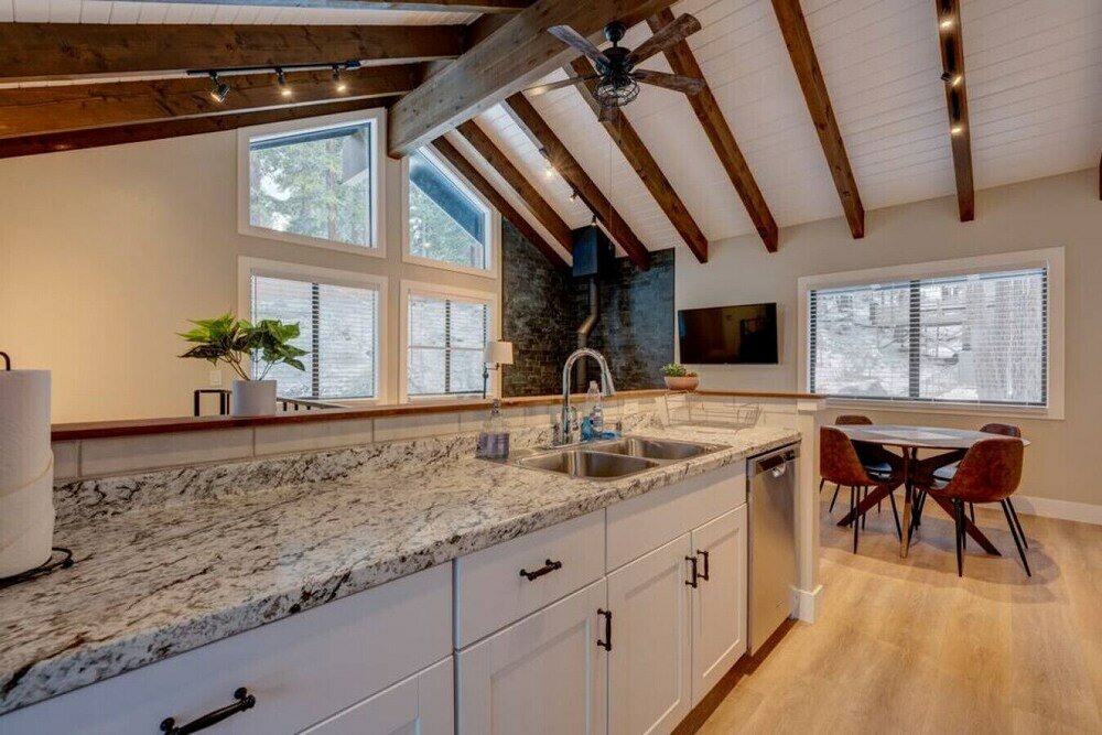 Фото 1br Cabin w outdoor Patio & Extra Bed