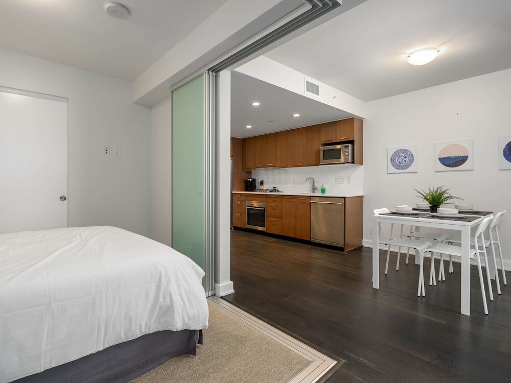 Фото Sterling Suites - Yaletown