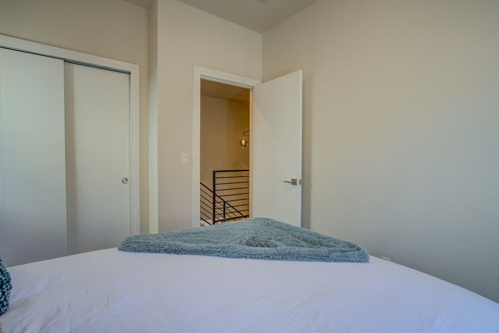 Фото Downtown Skyline Rooftop Patio Modern Townhome