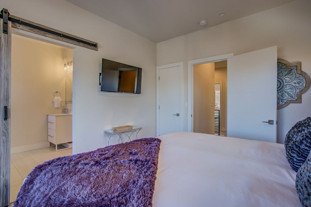 Фото Downtown Skyline Rooftop Patio Modern Townhome