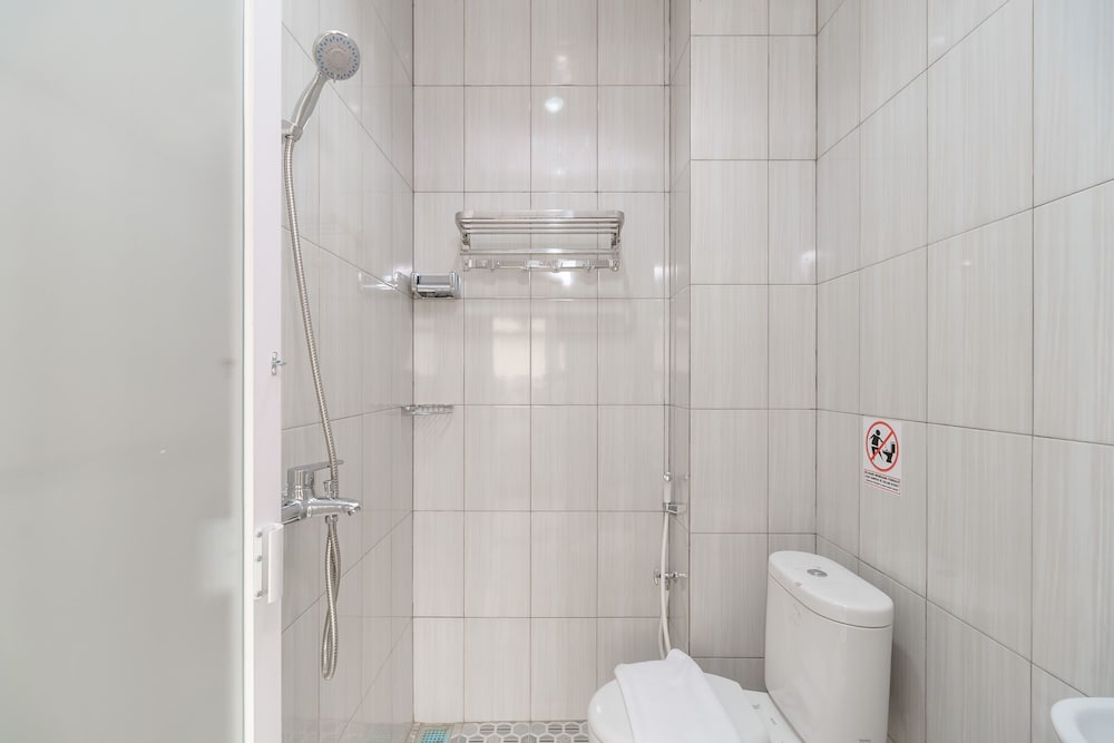 Фото RedDoorz Plus near Rs Rk Charitas 2 Palembang