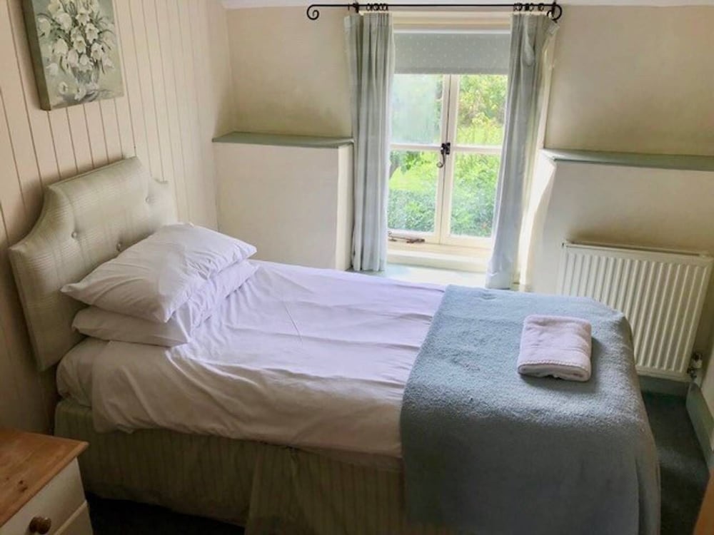 Фото Idyllic Riverside Cottage in Dorset