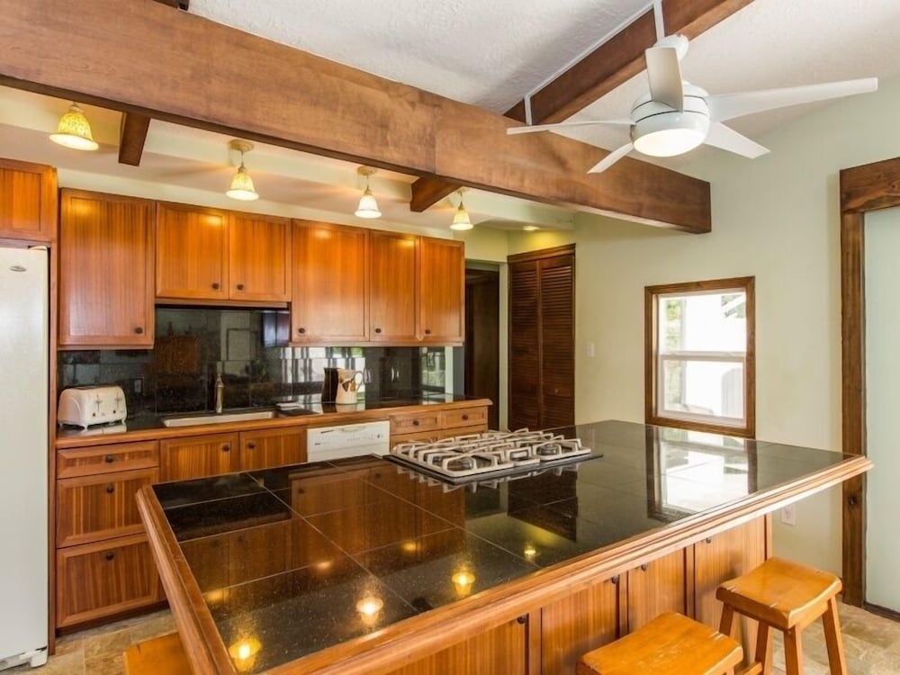 Фото Helen's Beach House 6 Bedroom Home by Redawning