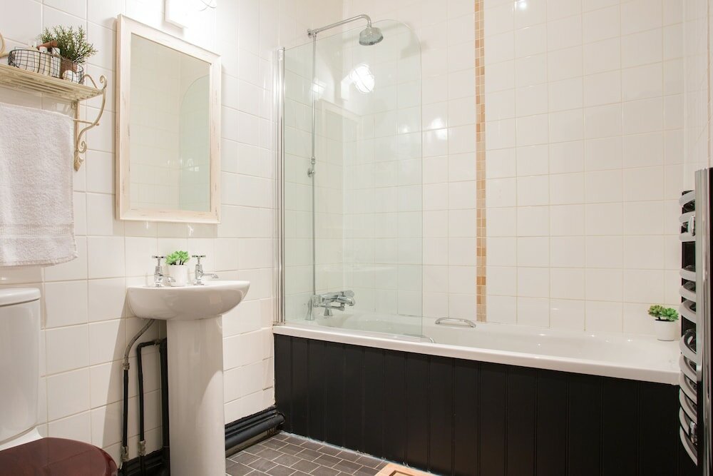 Фото The Curious Pig in the Parlour