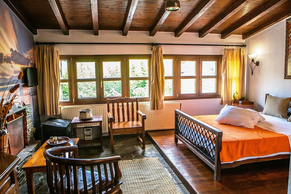 Фото Oikoperiigitis Hotel