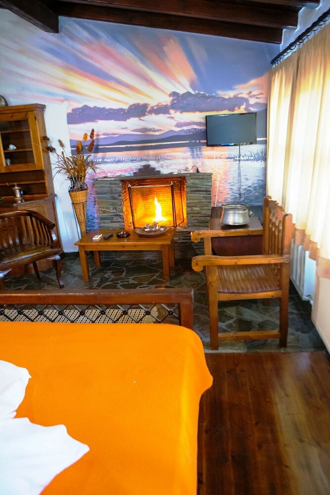 Фото Oikoperiigitis Hotel