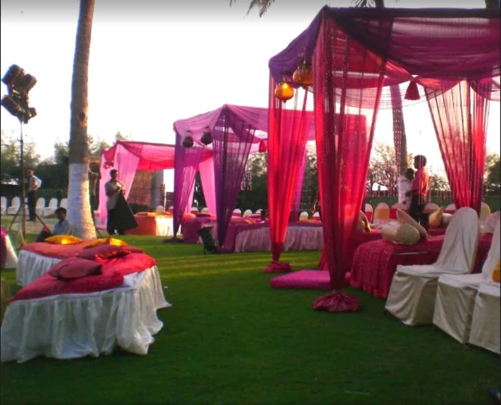 Фото The Retreat Hotel & Convention Centre