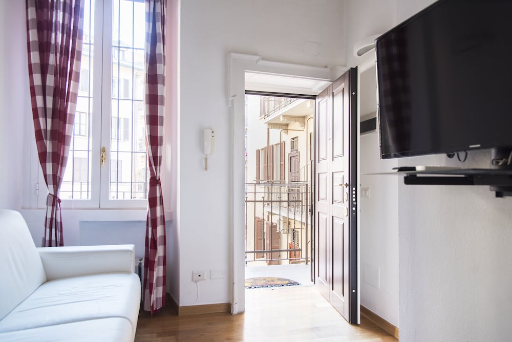 Фото White and Clean Apartment near Metro Mm1