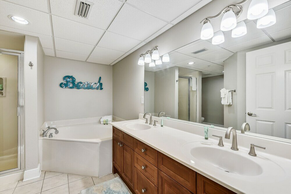 Фото Emerald Beach by Book That Condo