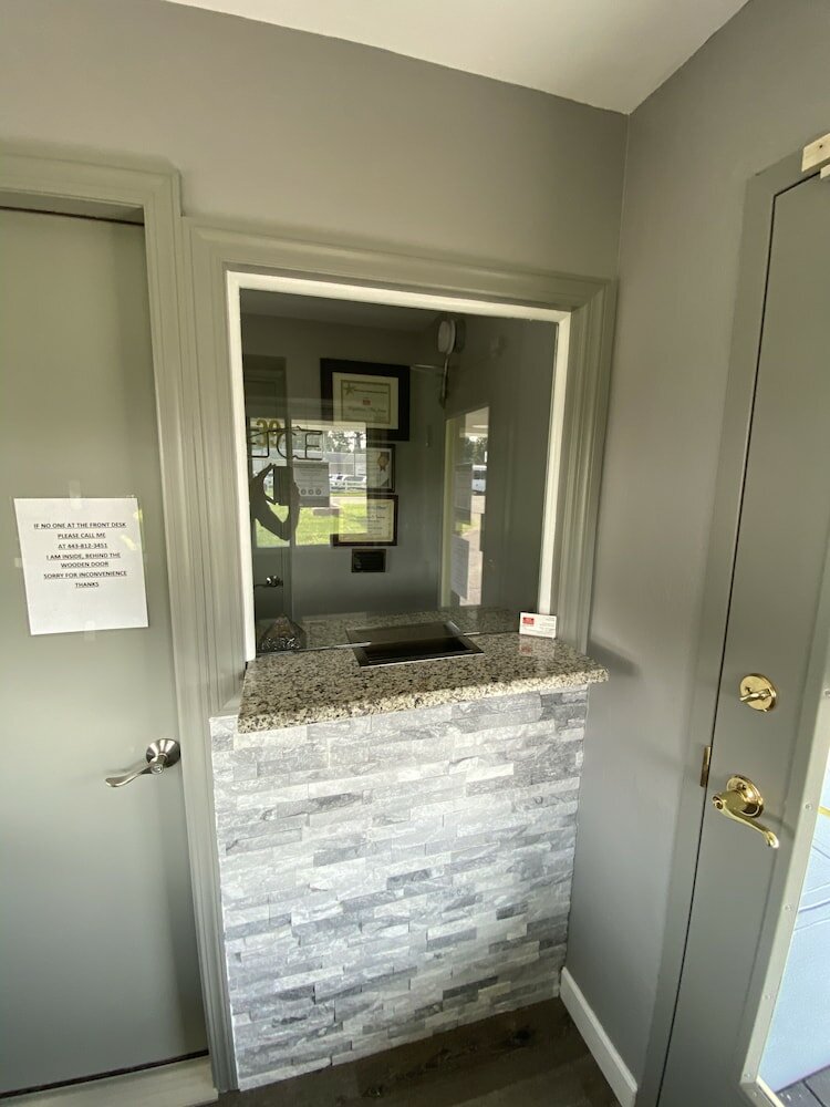 Фото Red Carpet Inn and Suites