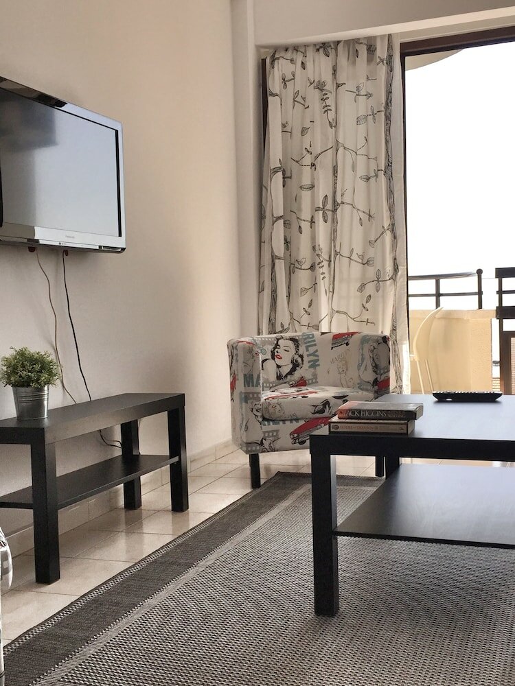 Фото Pigeon Beach Hotel Apartments