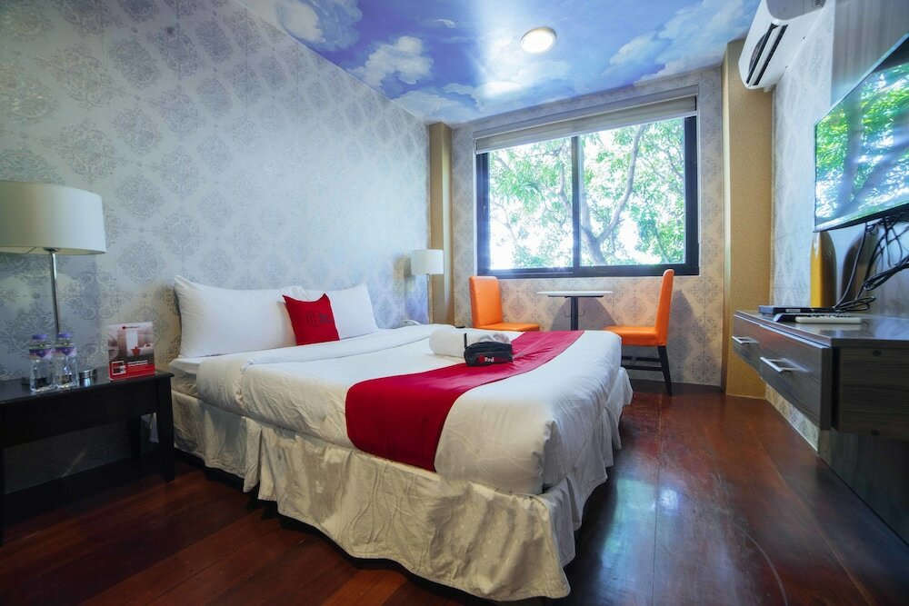 Фото RedDoorz Plus @ Aguirre Avenue Bf Homes