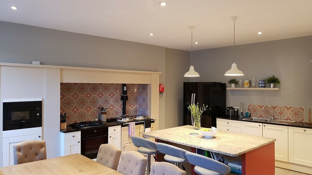 Фото Authentic Central 3-Bedroom Apartment