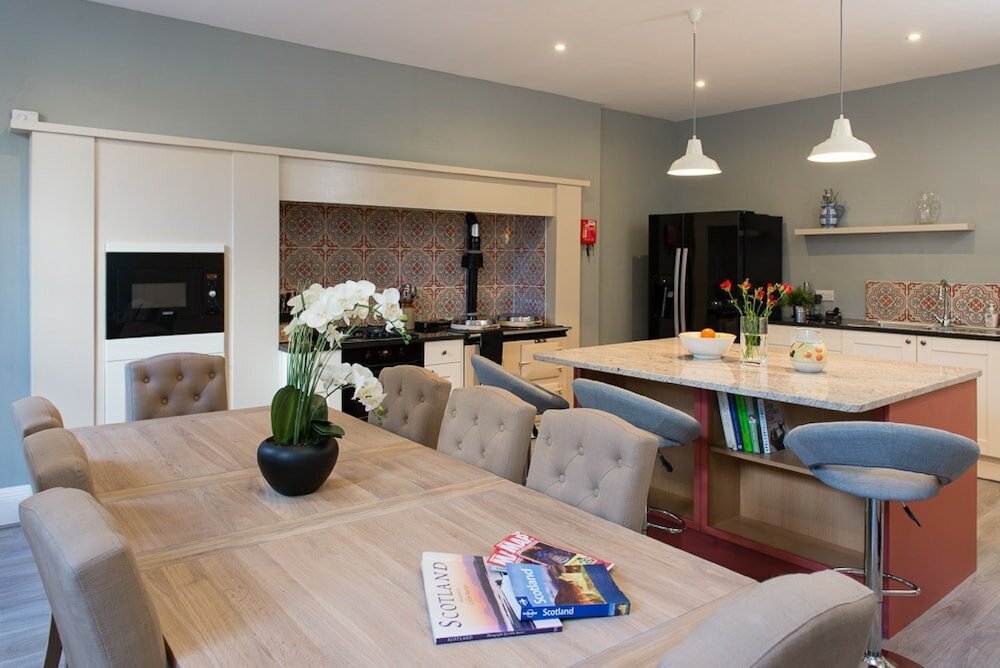 Фото Authentic Central 3-Bedroom Apartment