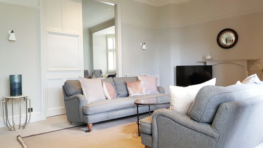 Фото Grand Edinburgh Castlehill Apartment