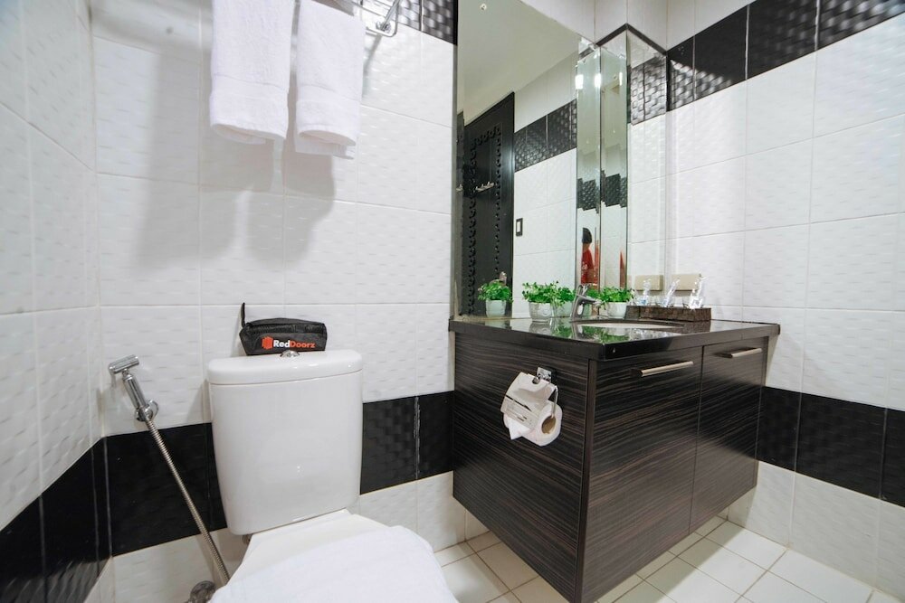 Фото RedDoorz Plus @ Aguirre Avenue Bf Homes