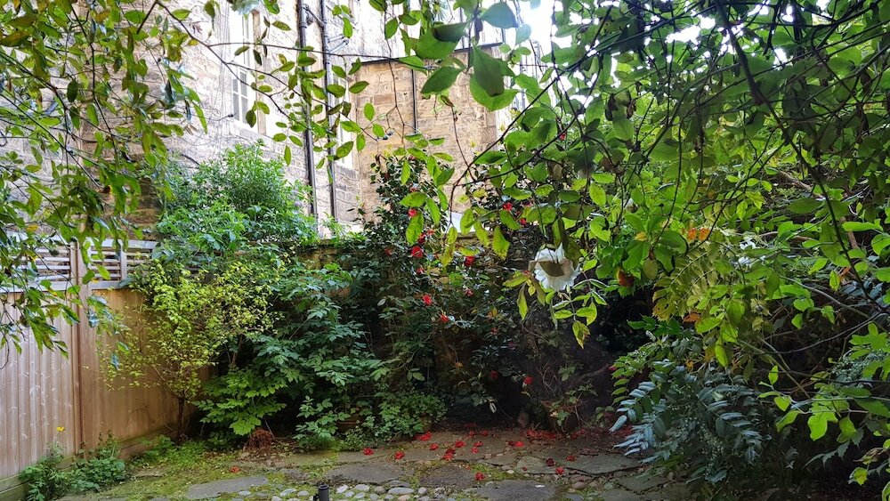 Фото Authentic Central 3-Bedroom Apartment