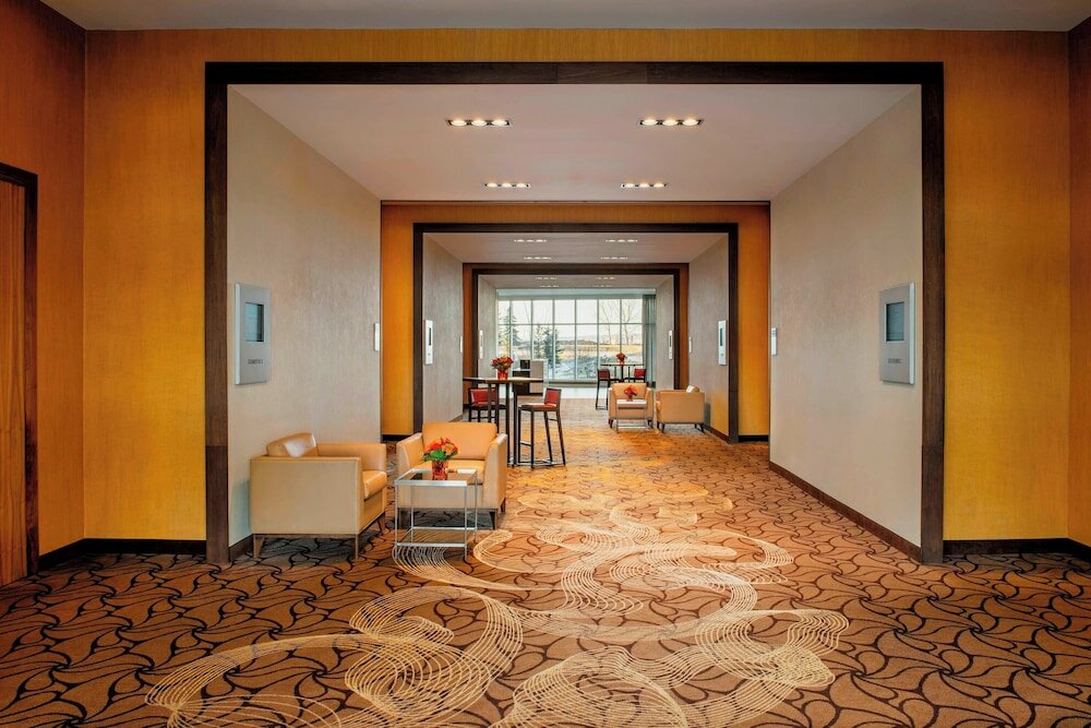 Фото Residence Inn by Marriott Calgary Airport