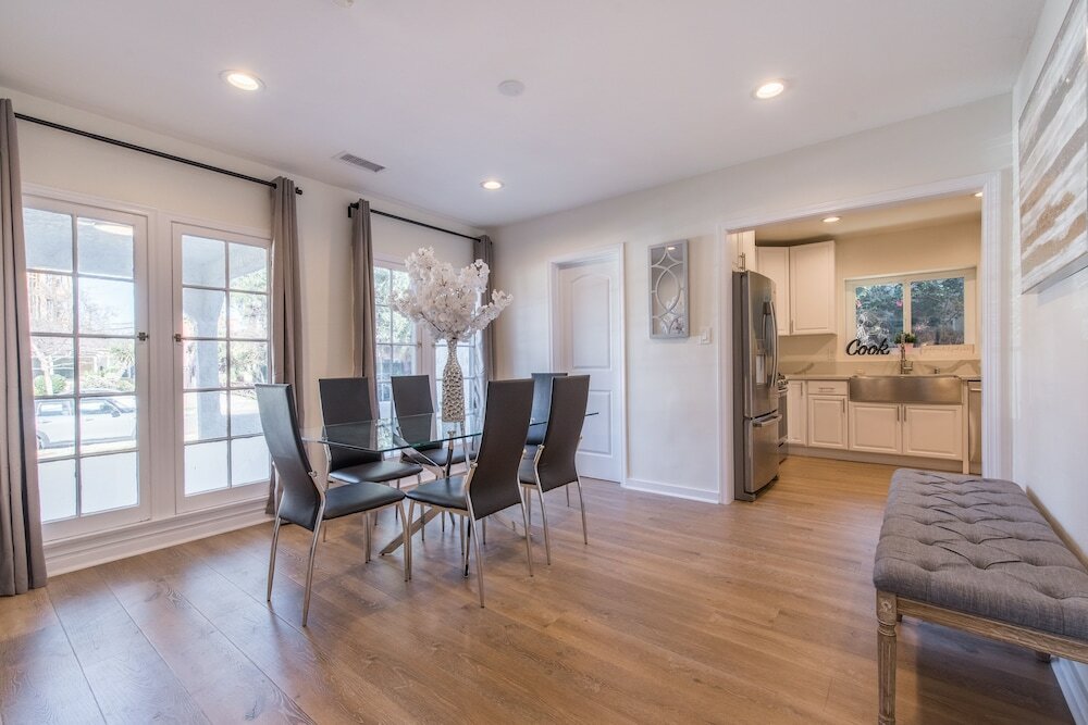 Фото Luxurious Studio City Home