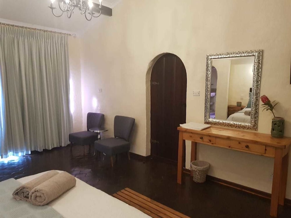 Фото Airport Tower Lodge