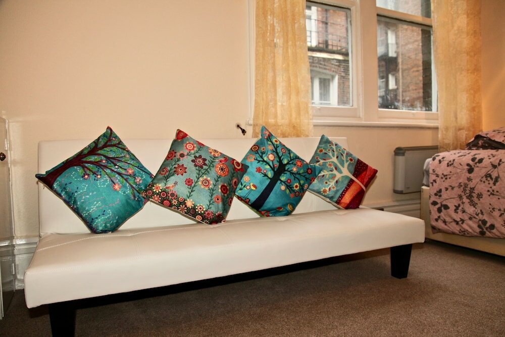 Фото Kensington Palace by Underground station