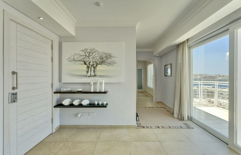 Фото Luxury Apt with Side Sea Views & Pool, Top Location