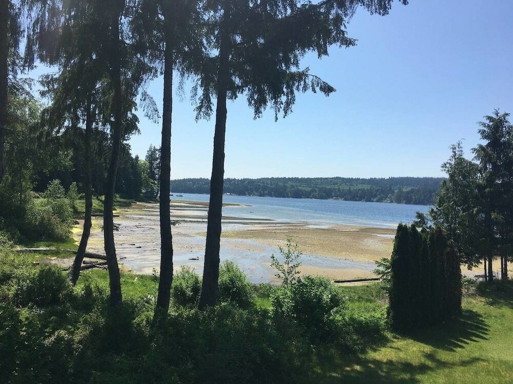 Фото A - Large Coastal Retreat