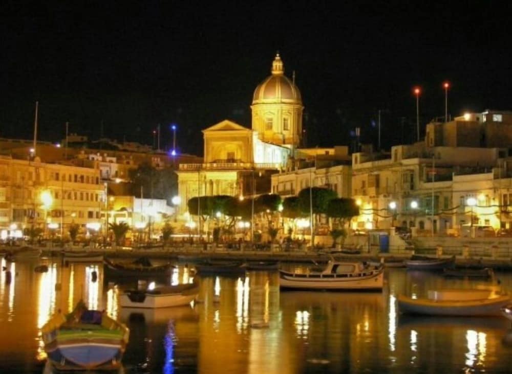 Фото Charming Seafront House In Kalkara