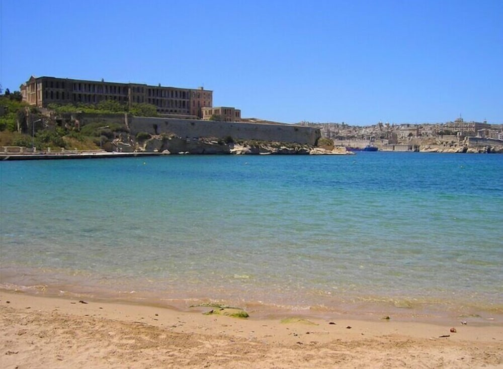 Фото Charming Seafront House In Kalkara