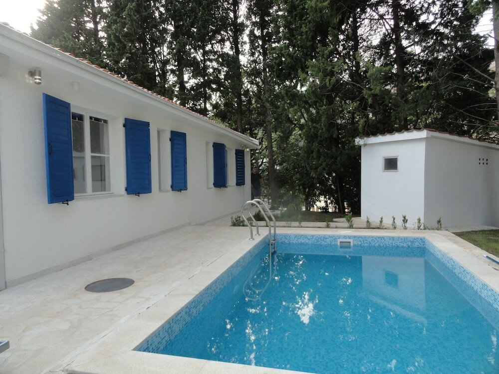 Фото Petrovac Holiday House with pool
