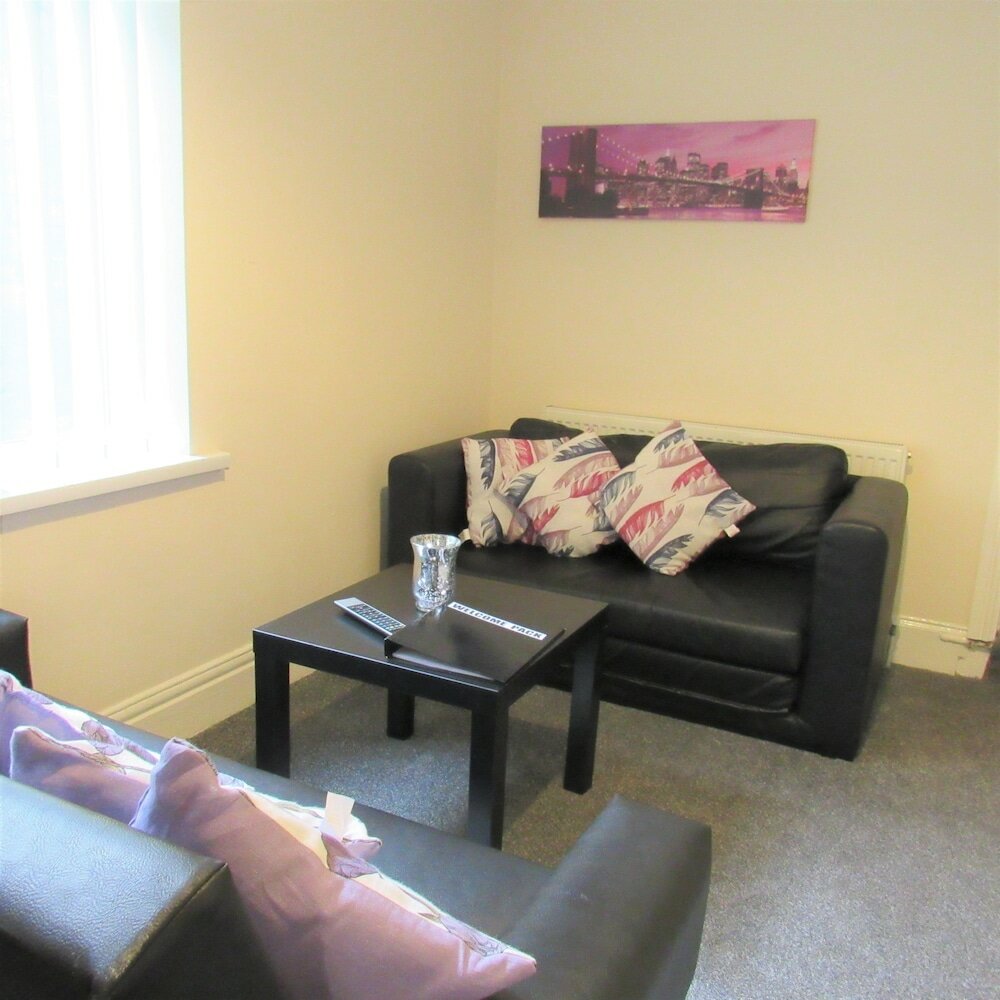 Фото Spacious Apartment Heaton