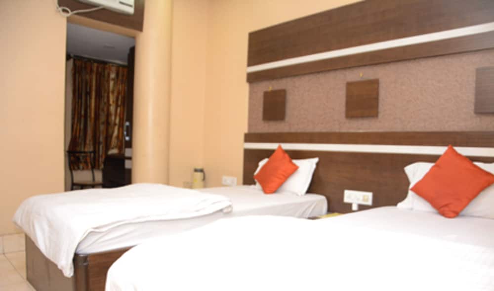 Фото Hotel Pushpak International