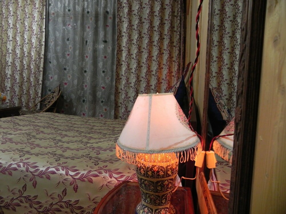 Фото Shabrose Heritage Houseboats