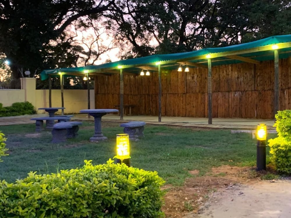 Фото Hooters Lodge