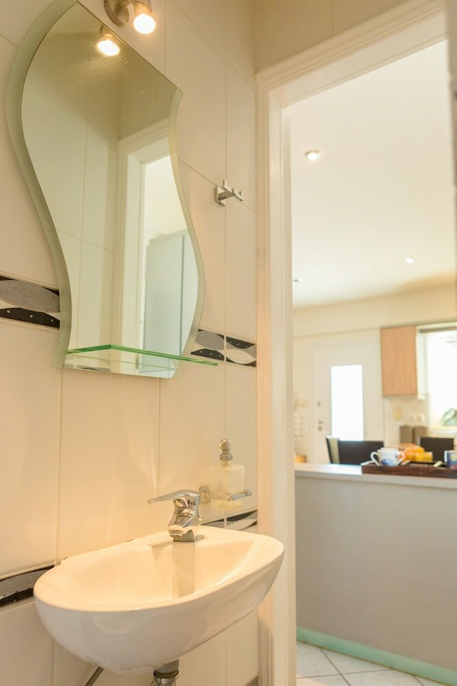 Фото Bright & Spacious two-floor Family Garden Home