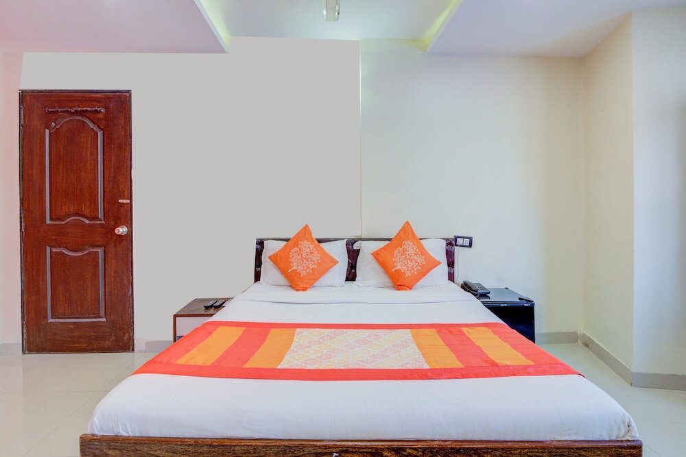 Фото Hotel Girgaon Palace