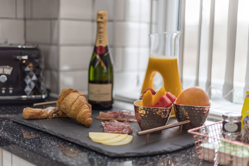 Фото London Heathrow Serviced Apartments