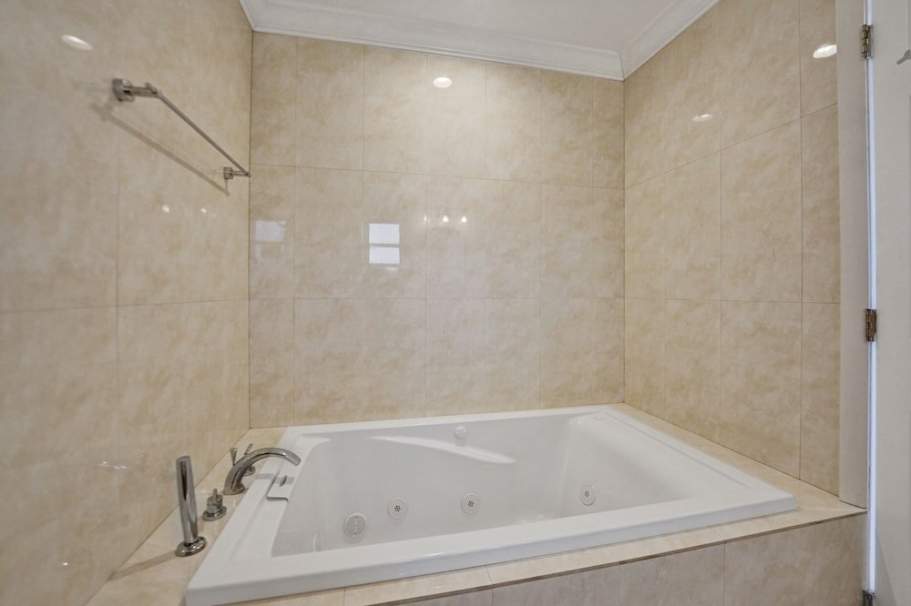 Фото Casa Lago Waterfront Home & Pool Near Hard Rock Casino