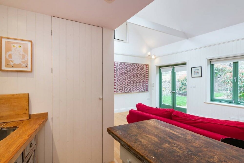 Фото Delightful Cottage for 2 set Within Pretty Garden