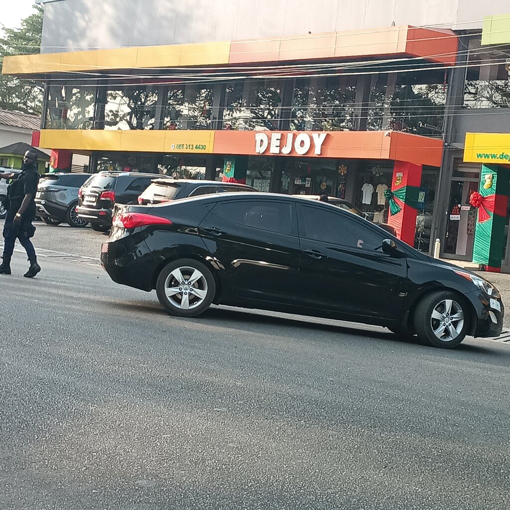 Shopping mall Dejoy, Accra, photo