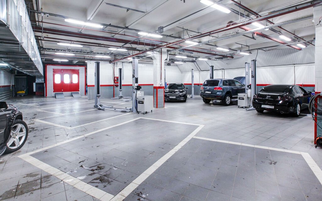 Красивая машина в автосервисе
