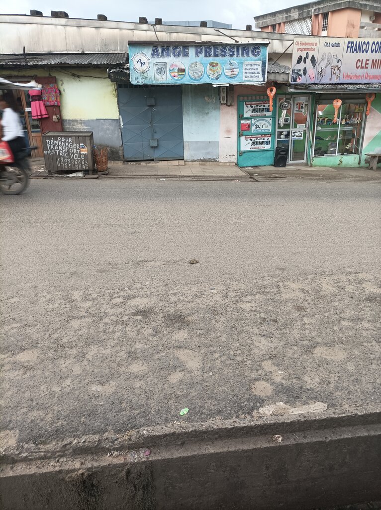 Dry cleaning Ange Pressing, Douala, photo