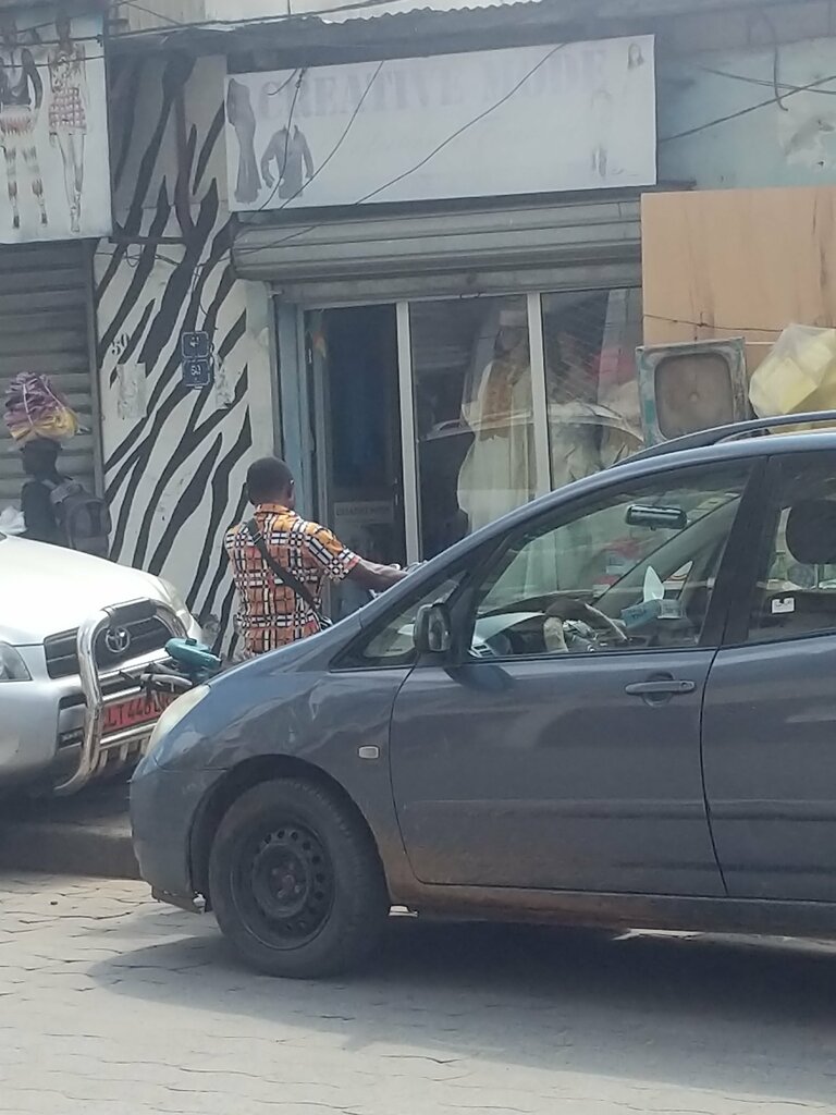 Convenience store Creative Mode, Douala, photo
