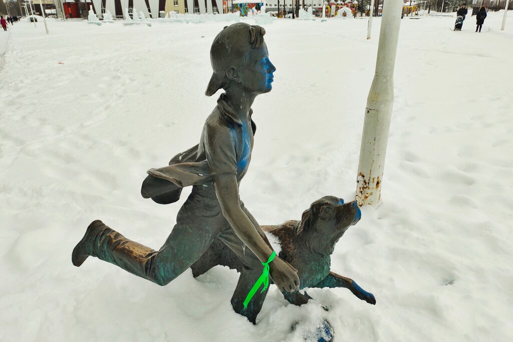 Genre sculpture Мальчик с собакой, Kogalym, photo