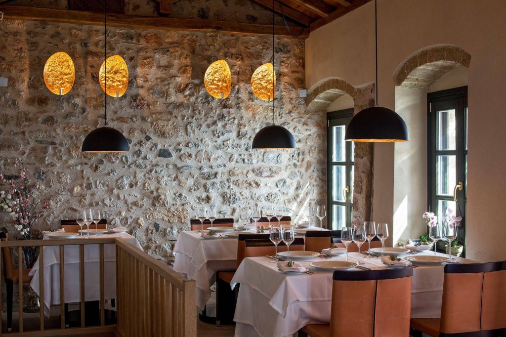 Фото Moni Emvasis Luxury Suites