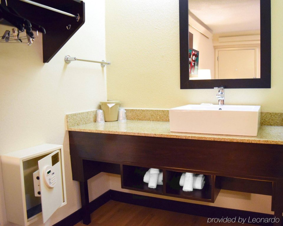 Фото Red Roof Inn Plus+ University at Buffalo - Amherst