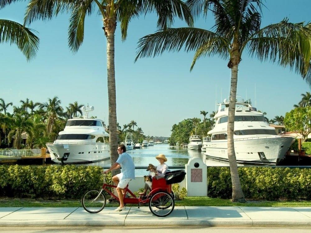 Фото The Pillars Hotel & Club