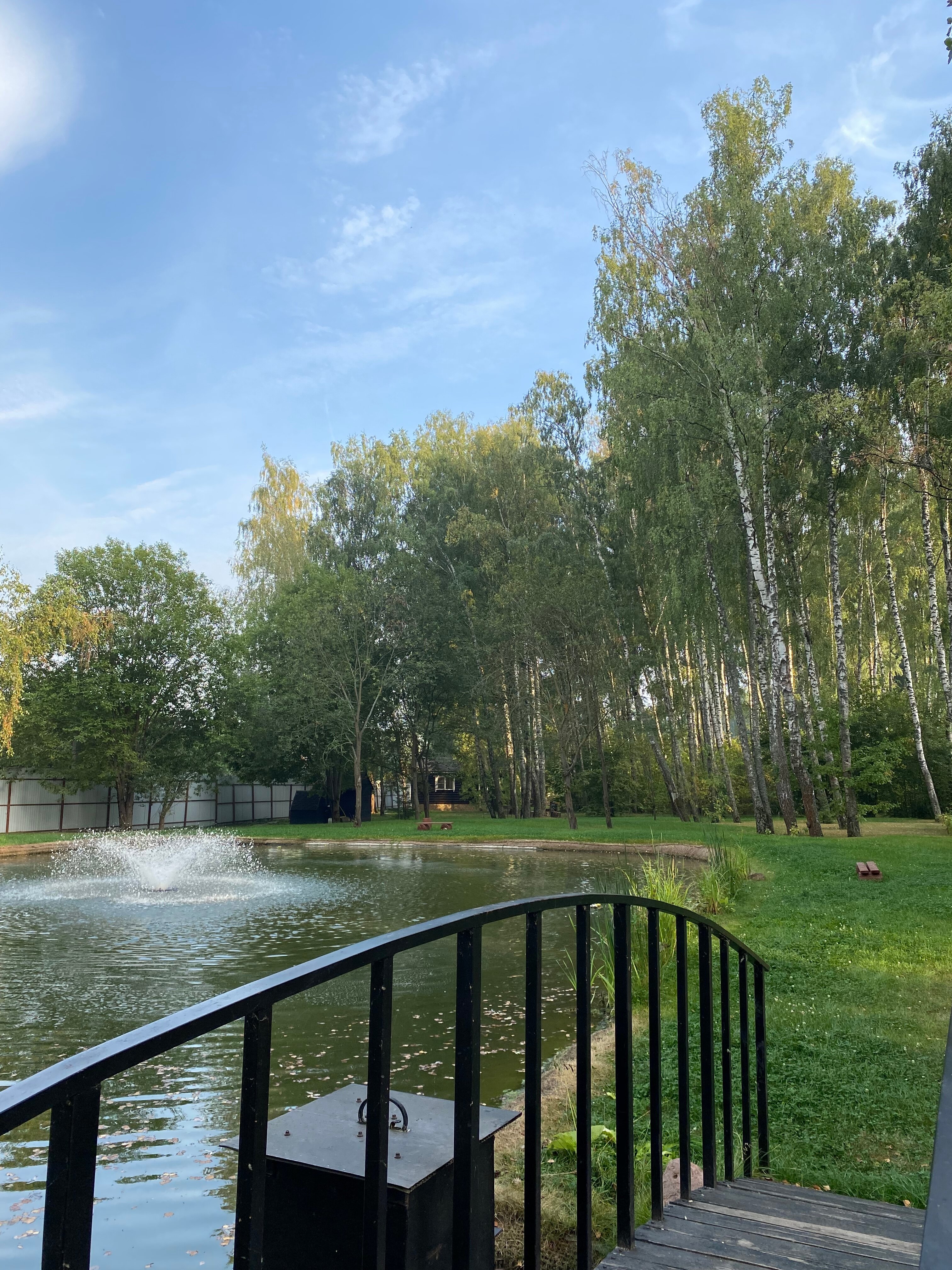 Фото Уютный домик в лесу у пруда