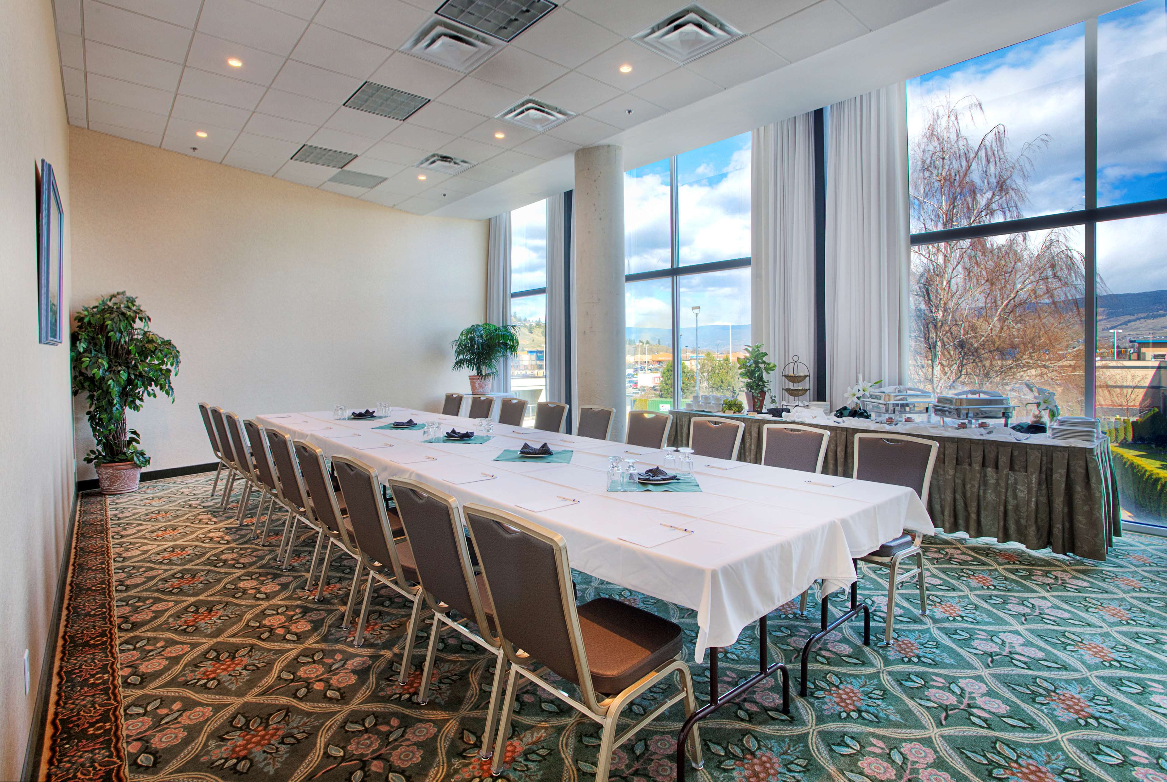 Фото Best Western Plus Kelowna Hotel & Suites