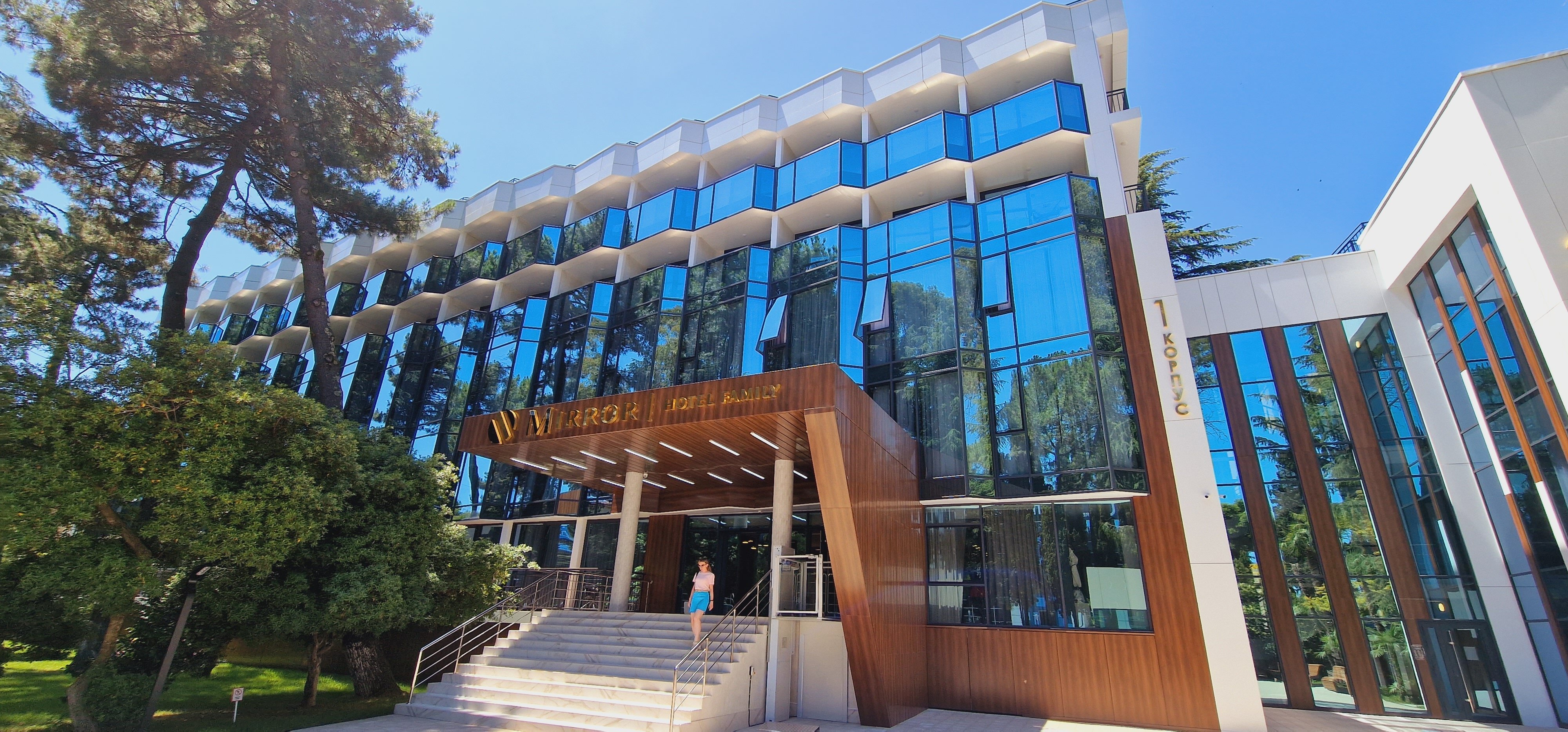 Фото Mirror Family